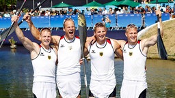 Das Team des deutschen Kanu-Vierers jubelt über Gold. © dpa Foto: Javier Etxezarreta