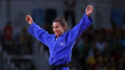 Judoka Majlinda Kelmendi aus dem Kosovo bejubelt ihren Sieg. © picture alliance / dpa Foto: Orlando Barria