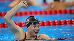 Die amerikanische Schwimmerin Lilly King freut sich nach ihrem Sieg über 100m Brust. © dpa - Bildfunk Foto: Michael Kappeler