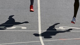 Läufer bei der 100-Meter-Distanz © dpa - Bildfunk Foto: Antonio Lacerda
