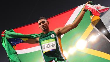 Der Läufer Wayde van Niekerk aus Südafrika jubelt. © dpa - Bildfunk Foto: Michael Kappeler