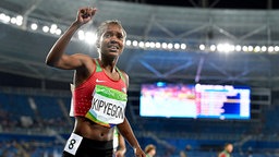 Faith Chepngetich Kipyegon jubelt über seinen Olympiasieg über 1500 m © dpa Foto: Franck Robichon