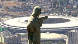 Die Christus-Statue in Rio de Janeiro ist vor dem Maracana-Stadion zu sehen © picture alliance / dpa Foto: Marcelo Sayao