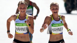 Das deutsche Marathon-Zwillingspärchen Anna (r.) und Lisa Hahner © dpa - Bildfunk Foto: Sebastian Kahnert