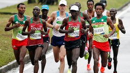 Die Marathonläufer  Lemi Berhanu (Äthiopien), Wesley Korir (Kenia), Galen Rupp (USA), Eliud Kipchoge (Kenia) und Feyisa Lilesa (Äthiopien) (v.l.n.r.) © dpa Foto: Yoan Valat