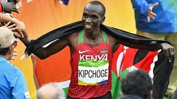Der Marathonläufer Eliud Kipchoge aus Kenia jubelt. © picture alliance / dpa Foto: Franck Robichon