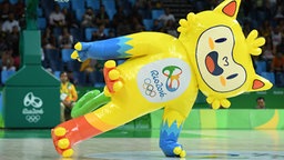 Das olympische Maskottchen Vinicius tanzt beim Basketball. © Imago/Panoramic 