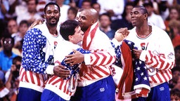 Karl Malone, John Stockton, Charles Barkley und "Magic" Johnson feiern den Olympiasieg 1992. © imago sportfotodienst 