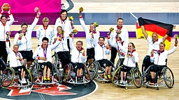 Die deutschen Rollstuhl-Basketballerinnen nach dem Paralympicssieg in London © dpa Foto: Julian Stratenschulte