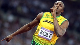 Usain Bolt mit Finger auf dem Mund. © dpa-bildfunk Foto: Michael Kappeler
