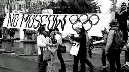 Olympiabesucher fordern bei den Winterspielen 1980 in Lake Placid einen Boykott der Sommerspiele von Moskau. © imago sportfotodienst 