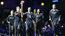Sieben junge britische Athleten entfachen das olympische Feuer 2012. © picture alliance / dpa Foto: Ian Langsdon