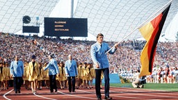 Detlef Lewe trägt die Landesfahne bei der Eröffnungsfeier der Olympischen Spiele 1972 in München © imago sportfotodienst Foto: imago sportfotodienst
