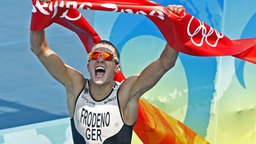 Jan Frodeno freut sich über Gold im Triathlon. © dpa-Bildfunk Foto: Nic Bothma