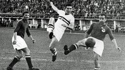 Spielszene Olympia-Finale 1952: Ungarn (weiße Trikots) schlägt Jugoslawien mit 2:0. © picture-alliance / dpa