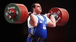 Der iranische Gewichtheber Behdad Salimikordasiabi © picture allaince Foto: Laurent Zabulon