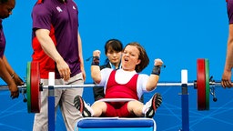 Die polnische Gewichtheberin Justyna Kozdryk jubelt. © picture alliance / dpa Foto: Tal Cohen