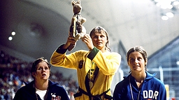 Shane Gould (M.) bejubelt ihren Olympiasieg 1972 über 200 m Lagen. Kornelia Ender (DDR, r.) wird Zweite, Lynn Vidali (USA) Dritte. © imago sportfotodienst
