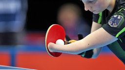Tischtennis-Spielerin Stephanie Grebe schlägt auf. © picture alliance / landov Foto: Bai Xuefei