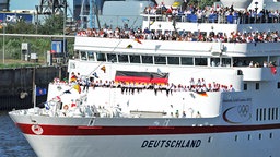 Die MS Deutschland im Hamburger Hafen © dpa Foto: Daniel Reinhardt