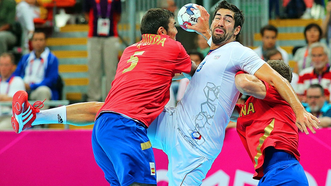 Der Franzose Nikola Karabatic (Mitte) beim Sprungwurf gegen Spanien © dpa - Bildfunk Foto: Srdjan Suki