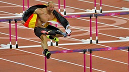 Robert Harting springt in London über Hürden. © Sportschau.de Foto: Thomas Luerwegs