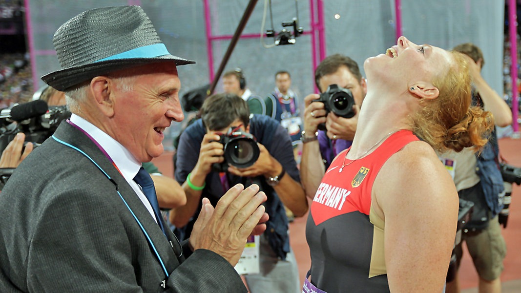 Hammerwerferin Betty Heidler erfährt, dass sie doch Bronze gewonnen hat. © dpa-Bildfunk Foto: Michael Kappeler