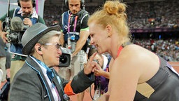 Hammerwerferin Betty Heidler mit einer Kampfrichterin Foto: Michael Kappeler
