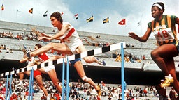 Ingrid Becker nimmt eine Hürde in einem Vorlauf im Olympiastadion in Mexiko-Stadt. © picture-alliance / dpa