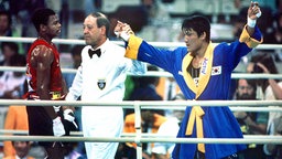 Boxer Park Si-Hun (Südkorea) wird 1988 umstritten zum Olympiasieger im Halbmittelgewicht erklärt. Roy Jones Jr. (USA) kann das Urteil nicht fassen. © imago sportfotodienst