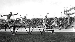 Läufer beim 110-m-Hürdenfinale bei den Olympischen Spielen 1908 © dpa / empics 