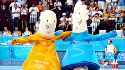 Die Maskottchen der Olympischen Sommerspiele 2004: Athena (l.) und Phevos © picture-alliance / dpa/dpaweb Foto: Andreas_Alexopoulos