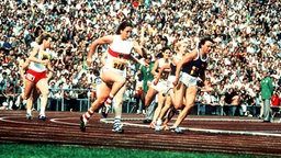 4x100-Meter-Staffel in München 1972: Die Bundesrepublik mit Heide Rosendahl (l.) siegt vor der DDR mit Renate Stecher. © picture-alliance / dpa