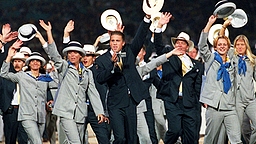 Die deutsche Olympia-Mannschaft bei der Eröffnungsfeier 2000 in Sydney © picture-alliance/dpa Foto: Oliver Multhaup