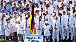 Die Olympia-Mannschaft der Bundesrepublik bei der Eröffnungsfeier 1984 in Los Angeles © imago sportfotodienst Foto: imago sportfotodienst