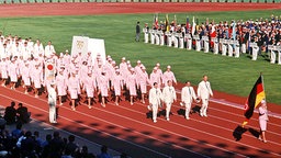 Die gesamtdeutsche Mannschaft bei der Eröffnungsfeier 1964 in Tokio © picture-alliance / dpa Foto: eh/wbei
