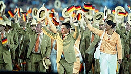 Die deutsche Mannschaft bei der Olympia-Eröffnungsfeier 2004 in Athen © picture-alliance / dpa/dpaweb Foto: Kim Ludbrook