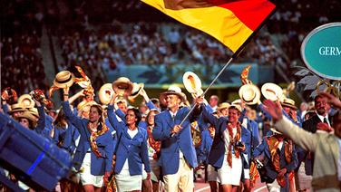 Das deutsche Olympia-Team bei der Eröffnungsfeier in Atlanta 1996 © imago sportfotodienst Foto: imago sportfotodienst