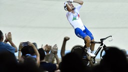 Der italienische Radfahrer Elia Viviani fässt sich ungläubig an den Kopf. © imago/ Belga
