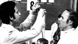 Ein Kampfrichter prüft bei den Olympischen Sommerspielen in Montreal 1976 den Degen des sowjetischen Modernen Fünfkämpfers Boris Onischtschenko (r.). © picture-alliance / dpa