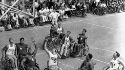 Basketballspiel zwischen den USA und Israel während der Paralympics 1960 in Rom © imago/United Archives Foto: United Archives