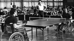 Tischtennisspieler im Rollstuhl bei den Weltspielen der Gelähmten 1972 in Heidelberg © imago/Kicker Foto: Kicker