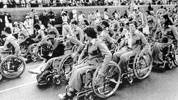 Team der Bundesrepublik bei der Abschlussparade der Paralympics 1976 in Toronto © picture-alliance/ dpa Foto: dpa