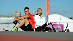 Vanessa Low mit ihrem Freund Markus Rehm bei den Paralympics in London. © dpa-Bildfunk Foto: Julian Stratenschulte
