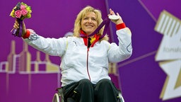 Sportschützin Manuela Schmermund mit ihrer Silbermedaille. © dpa bildfunk Foto: Daniel Karmann