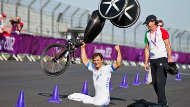 Alessandro Zanardi jubelt. © picture-alliance Foto: Daniel Karmann