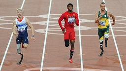 Das 100-m-Finale bei den Paralympics: Oscar Pistorius (r.) und Jonnie Peacock (l.). © dpa picture alliance Foto: Anthony Devlin