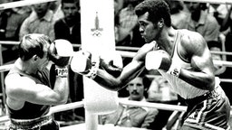 Der kubanische Schwergewichtler Teofilo Stevenson (r) attackiert den UdSSR-Kontrahenten Pjotr Sajew (l) im Finale des Boxturniers bei den Olympischen Sommerspielen am in Moskau © picture-alliance / dpa 