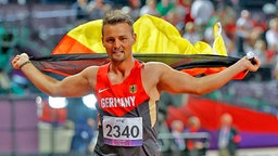 Heinrich Popow feiert seine Goldmedaille. © picture alliance / dpa Foto: Kerim Okten