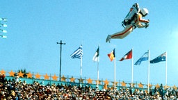 "Raketenmann" Bill Sooter schwebt bei der Eröffnungsfeier der Olympischen Spiele 1984 ins Stadion von Los Angeles. © picture-alliance / dpa